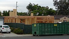 Devná konstrukce typového domu urychluje stavbu.