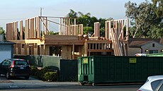 Devná konstrukce typového domu urychluje stavbu.