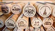 Dřevěné turistické známky je možné v Česku zakoupit na více než 2 tisících... Dřevěné turistické známky je možné v Česku zakoupit na více než 2 tisících...