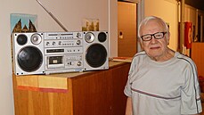 Hlavní konstruktér pardubické Tesly Stanislav Jeníček a radiomagnetofon Condor. Hlavní konstruktér pardubické Tesly Stanislav Jeníček a radiomagnetofon Condor.
