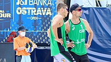 Respirátor, rukavice a ručník, to je nezbytné vybavení podavačů míčů na... Respirátor, rukavice a ručník, to je nezbytné vybavení podavačů míčů na...