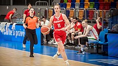 Česká basketbalistka Kateřina Elhotová táhne útok na běloruský koš. Česká basketbalistka Kateřina Elhotová táhne útok na běloruský koš.