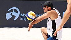 Patrik Maňas přihrává podání Němců. Patrik Maňas přihrává podání Němců.