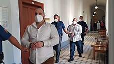 Dva ze tří obžalovaných mužů přicházejí ke Krajskému soudu v Plzni. (1. 6. 2021) Dva ze tří obžalovaných mužů přicházejí ke Krajskému soudu v Plzni. (1. 6. 2021)
