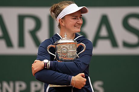 Tenisový vlastenec Kodeš o českém srdci a ruské mašině: Mám takovou radost! Pohár Suzanne Lenglenové svírá pevně v rukou česká tenistka Barbora Krejčíková. | na serveru Lidovky.cz | aktuální zprávy