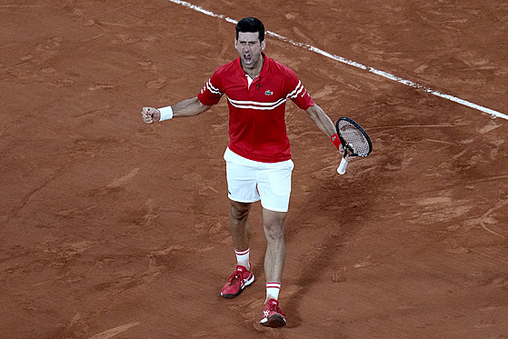 Radost Novaka Djokovie po získané výmn v semifinále Roland Garros
