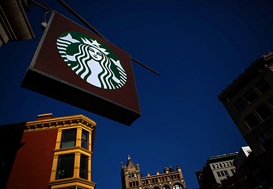 Logo spolenosti Starbucks na vývsním tít jedné z provozoven v New Yorku...