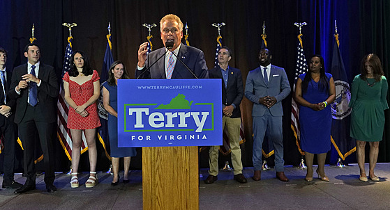 Vítz demokratických primárek ve Virginii Terry McAuliffe bude znovu usilovat o...