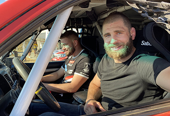 MMA zápasník Jií Procházka za volantem vozu pro nároný závod Dakar.