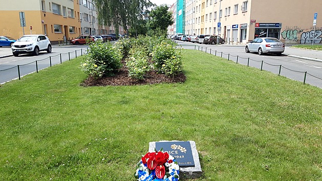<p>Květiny u pamětní desky na Sídlišti Zelená Liška v Praze 4 - Krči.</p>