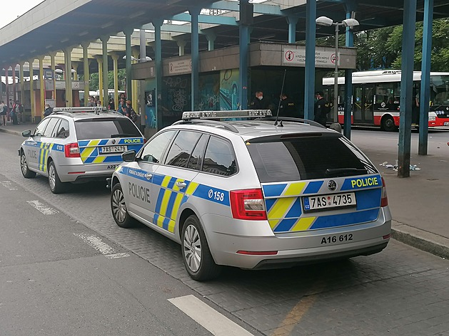 <p>Kolem půl páté odpoledne zasahovaly dvě hlídky policistů v autobusovém terminálu Smíchovské nádraží, agresivní muž se sám lehce zranil a na policisty byl vulgární. Muž bude obviněn z výtržnictví a poškozování cizí věci.</p>