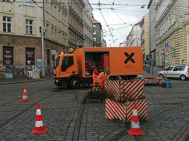 <p>O tomto víkendu je obousměrně přerušen provoz tramvají v ulici Milady Horákové. Linky 1, 8, 25 jsou vedeny odklonem, ale linka 26 je rozdělena na dvě samostatné linky. Je to zvláštní, protože šlo linku 25 a 26 sloučit.</p>