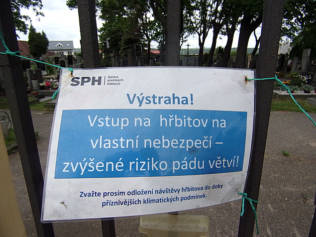 <p>Kdy Správa hřbitovů zruší výstrahu? Asi až po prořezání ohrožujících stromů.</p>