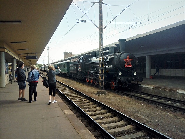 <p>13.6. byly z žst Praha-Smíchov na Hostivice (Stč kraj) vypraveny v režii ČD a.s. parní vlaky vedené lokomotivou 434.2186, které však měla číslo 434.2338 jako podpora opravy slovenské lokomotivy stejné řady a stejného roku výroby 1917! </p>