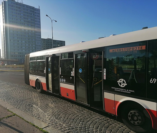 <p>Kloubové autobusy na lince 197 by měly být ukončeny v zast. Háje v Opatovské ul. hned z několika důvodů. Nevejdou se do zastávky takže řidiči jsou nuceni otevírat dveře do vozovky a navíc vozíčkáři a matky s kočárky musejí stejně k rampě u této zastávk