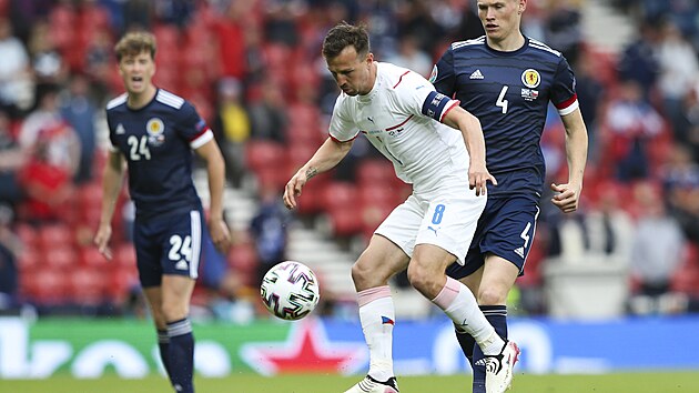 Český kapitán Vladimír Darida si kryje míč před Scottem McTominayem ze Skotska. Český kapitán Vladimír Darida si kryje míč před Scottem McTominayem ze Skotska.