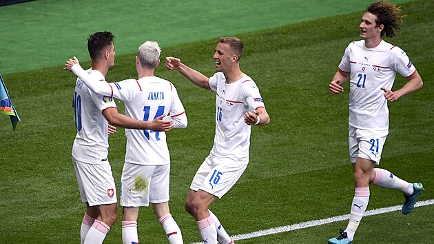 Čeští fotbalisté slaví branku Patrika Schicka (první zleva) do sítě Skotska na... Čeští fotbalisté slaví branku Patrika Schicka (první zleva) do sítě Skotska na...