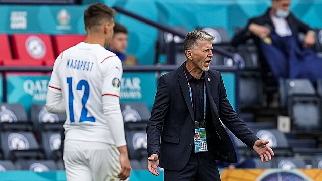 Český kouč Jaroslav Šilhavý udává pokyny během zápasu se Skotskem. Český kouč Jaroslav Šilhavý udává pokyny během zápasu se Skotskem.