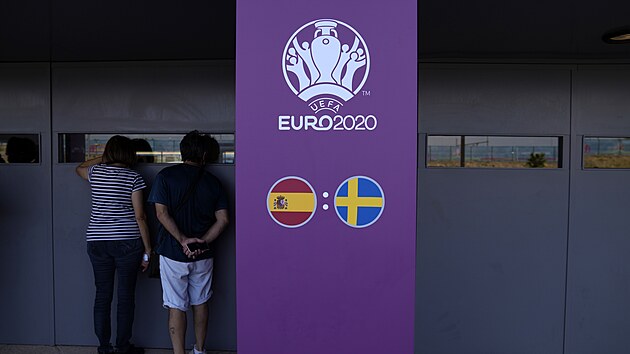 Zvědaví fanoušci nahlížejí okýnkem do stadionu La Cartuja v Seville, kde se... Zvědaví fanoušci nahlížejí okýnkem do stadionu La Cartuja v Seville, kde se...