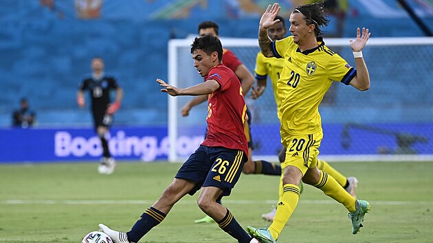 Kristoffer Olsson ze Švédska (č. 20 ve žlutém) dává ruce do vzduchu na znamení,... Kristoffer Olsson ze Švédska (č. 20 ve žlutém) dává ruce do vzduchu na znamení,...