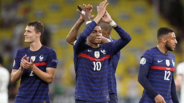 Kylian Mbappé a další Francouzi si užívají vítězství na Euru 2021. Kylian Mbappé a další Francouzi si užívají vítězství na Euru 2021.