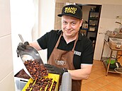 Václav Kozlík ve své čokoládovně Václav Kozlík ve své čokoládovně