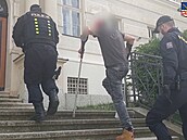 Okradli spícího muže, soud je poslal do vazby Okradli spícího muže, soud je poslal do vazby