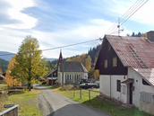 Petříkovem vede jen úzká údolní silnice. Petříkovem vede jen úzká údolní silnice.