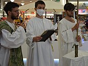Skupina recesistů převlečených za duchovní ze skupiny RFK prošla v neděli Brnem... Skupina recesistů převlečených za duchovní ze skupiny RFK prošla v neděli Brnem...
