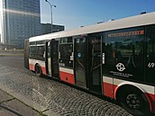 Autobusy občas nezastaví u chodníku.