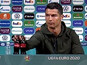 Fotbalová superhvězda Ronaldo schoval láhve Coca-coly a nabádal k pití vody