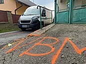 Kurýra v Červených Pečkách na Kolínsku srazil jeho vlastní vůz. (10. 6. 2021) Kurýra v Červených Pečkách na Kolínsku srazil jeho vlastní vůz. (10. 6. 2021)