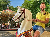 Reportér Matěj Smlsal vyzkoušel historický kolotoč na Petříně. Reportér Matěj Smlsal vyzkoušel historický kolotoč na Petříně.