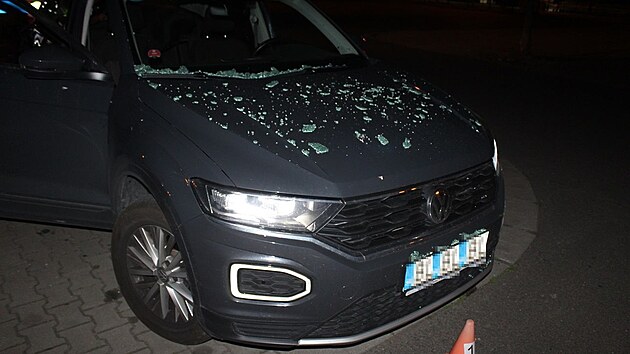 Na parkoviti u obchodnho domu Horn Ln v Olomouci se stala dopravn nehoda t vozidel. Zpsobila ji mlad cizinka za volantem auta znaky VW T-roc (na snmku).