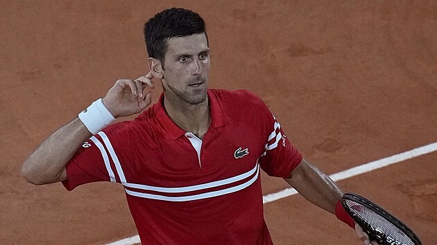 Srb Novak Djokovi hecuje divky v semifinle Roland Garros.