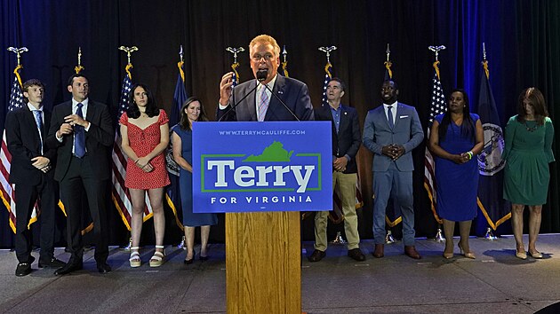 Vtz demokratickch primrek ve Virginii Terry McAuliffe bude znovu usilovat o keslo guvernra. (8. ervna 2021)