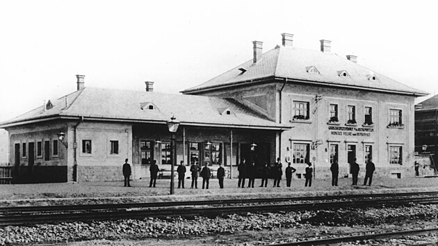 eleznin personl v roce 1910 ped pijmac budovou s verandou a nmeckm i eskm npisem Kunice Velk nad Ostravic.