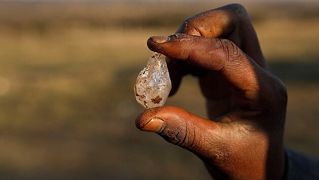 Jihoafrian nyn prohledvaj pdu kolem vesnice KwaHlathi na vchod JAR a doufaj, e najdou diamanty. (15. ervna 2021)