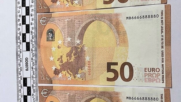 Filmové verze eurových bankovek nemají ochranné prvky. Vpravo je nápis This is not legal tender, it’s used for motion props.