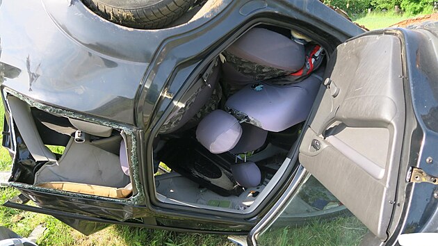 Nákladní vůz narazil zezadu do osobního auta, které odbočovalo na vedlejší silnici. Ford Focus skončil na střeše.
