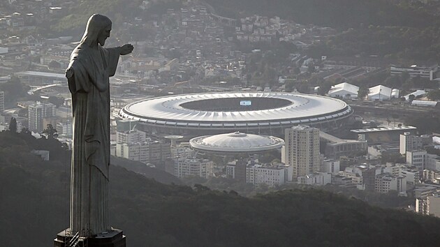Na fotce z Rio de Janeira dominuje socha Krista Spasitele a stadion Estdio do Maracanã, kter pat mezi nejvt na svt.