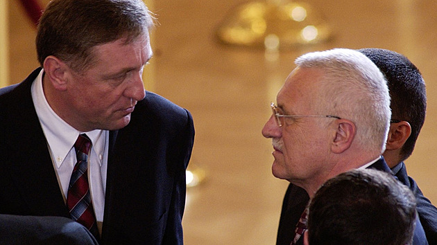 V dalších poslaneckých volbách v roce 2002 opět zvítězila ČSSD a došlo k posílení levice, což bylo vnímáno jako neúspěch ODS i Klause. Vedení ODS dalo následně své funkce k dispozici. Klaus se později rozhodl nekandidovat znovu na předsedu strany a oznámil úmysl kandidovat na funkci prezidenta republiky. V čele strany vystřídal Klause Mirek Topolánek. "Otec zakladatel" Klaus se stal čestným předsedou strany. Bulvár také otiskl fotografie Klause s blonďatou letuškou Klárou. Jeho manželství ale vydrželo. Na čestné předsednictví ODS rezignoval v roce 1998.