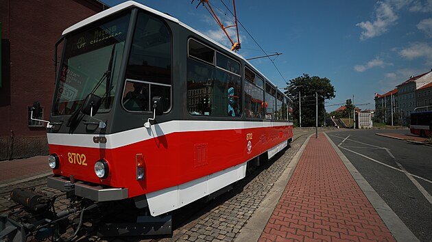 Prask MHD se lou s provozem tramvaj typu T6A5, kter v hlavnm mst jezdily vce ne 25 let. Pt voz dopravn podnik nasadil na linku slo 4. (19. ervna 2021)