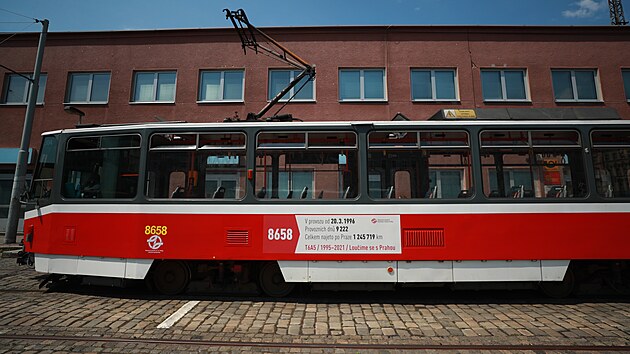 Prask MHD se lou s provozem tramvaj typu T6A5, kter v hlavnm mst jezdily vce ne 25 let. Pt voz dopravn podnik nasadil na linku slo 4. (19. ervna 2021)