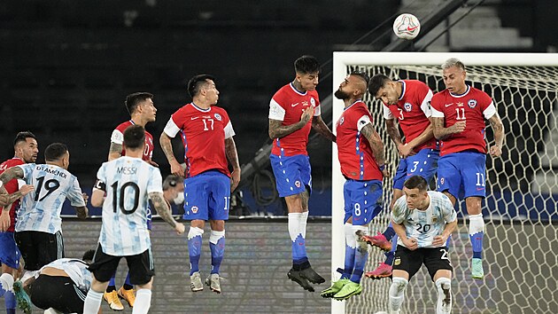 Tohle bude gl. Argentinsk kapitn Lionel Messi prv zakroutil m pes chilskou ze v utkn Copa Amrica.