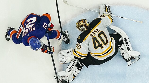 Kyle Palmieri (21) z NY Islanders pokoil bostonskho branke Tuukku Raska (40).