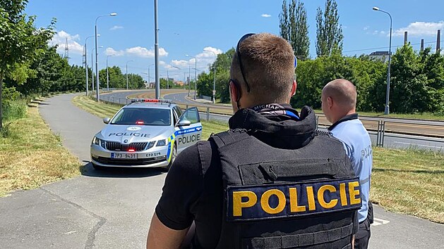 Kvli niku nebezpench ltek v objektu firmy v Plzni na Skvranech, kter se zabv likvidac prmyslovch kal, policist uzaveli v jejm okol dopravu. (18. ervna 2021)