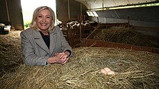 Marine Le Penová před prvním kolem regionálních voleb navštívila ovčí farmu ve... Marine Le Penová před prvním kolem regionálních voleb navštívila ovčí farmu ve...