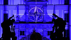 U příležitosti konání summitu NATO se I. nádvoří Pražského hradu zahalilo do... U příležitosti konání summitu NATO se I. nádvoří Pražského hradu zahalilo do...