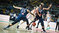 Alena Hanušová (v bílém) v utkání proti Francii. Alena Hanušová (v bílém) v utkání proti Francii.